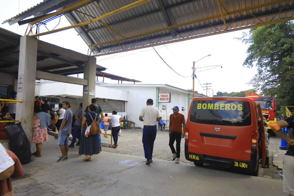 Familiares de los enfermos también fueron evacuados de las áreas aledañas a la sala de medicina interna del hospital Mario Rivas, de San Pedro Sula.