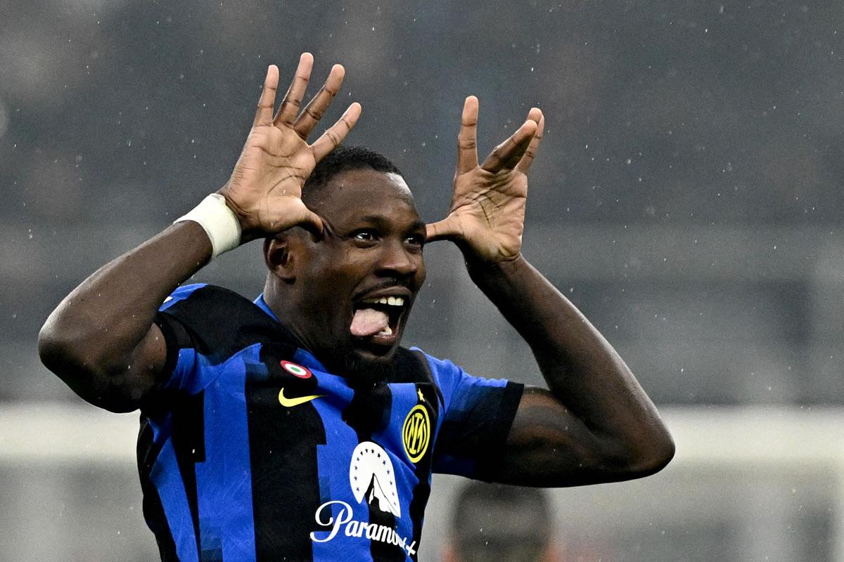 Así celebró Marcus Thuram su gol que amplió la ventaja del campeón.