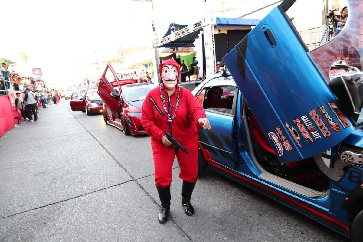 Disfrazado de un personaje de la serie “La Casa de Papel”, este ceibeño llamó la atención.