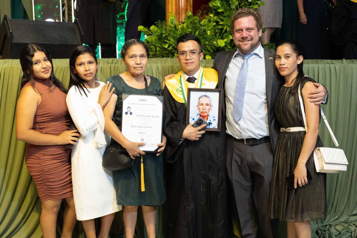 Fotos: La UTH celebra graduación a 332 nuevos profesionales