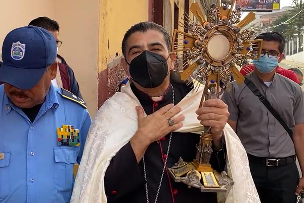 Obispo nicaragüense Rolando Álvarez es devuelto a la cárcel