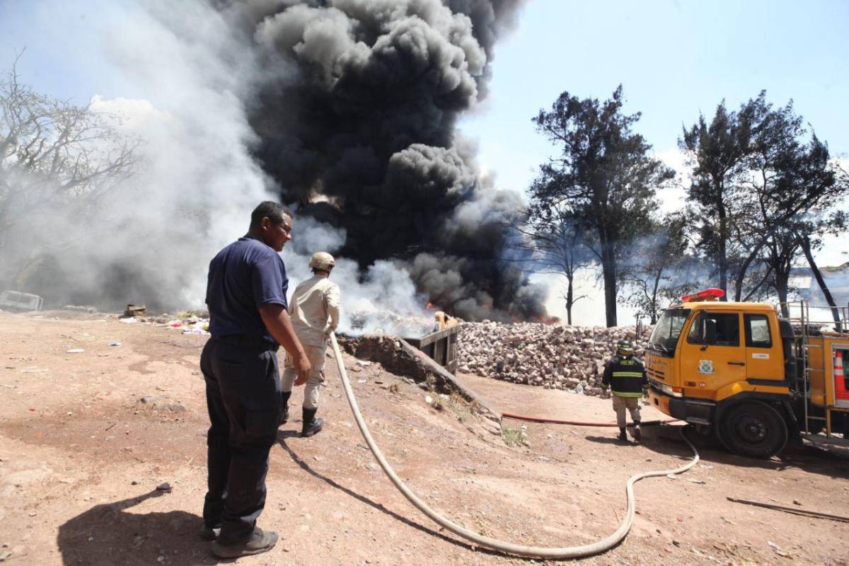 Más de 40 carros decomisados son consumidos por incendio en Tegucigalpa