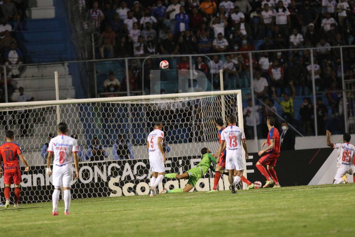 Edrick Menjívar detuvo tres ocasiones claras de gol del Municipal.