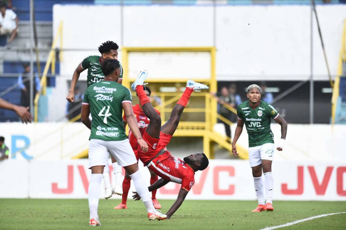 La chilena de Geovanni ‘Virus’ Martínez ante Marathón.