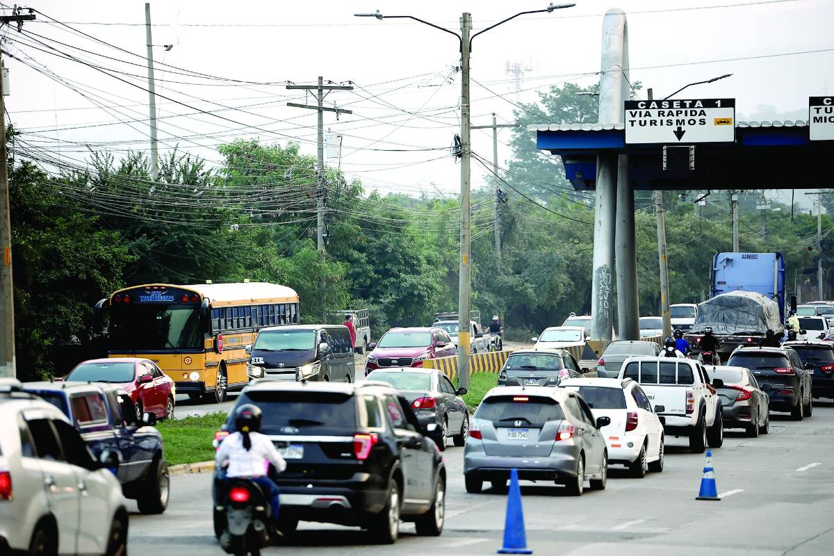 Para los carros que vengan de norte a sur deberán hacer el retorno por el intercambiador.