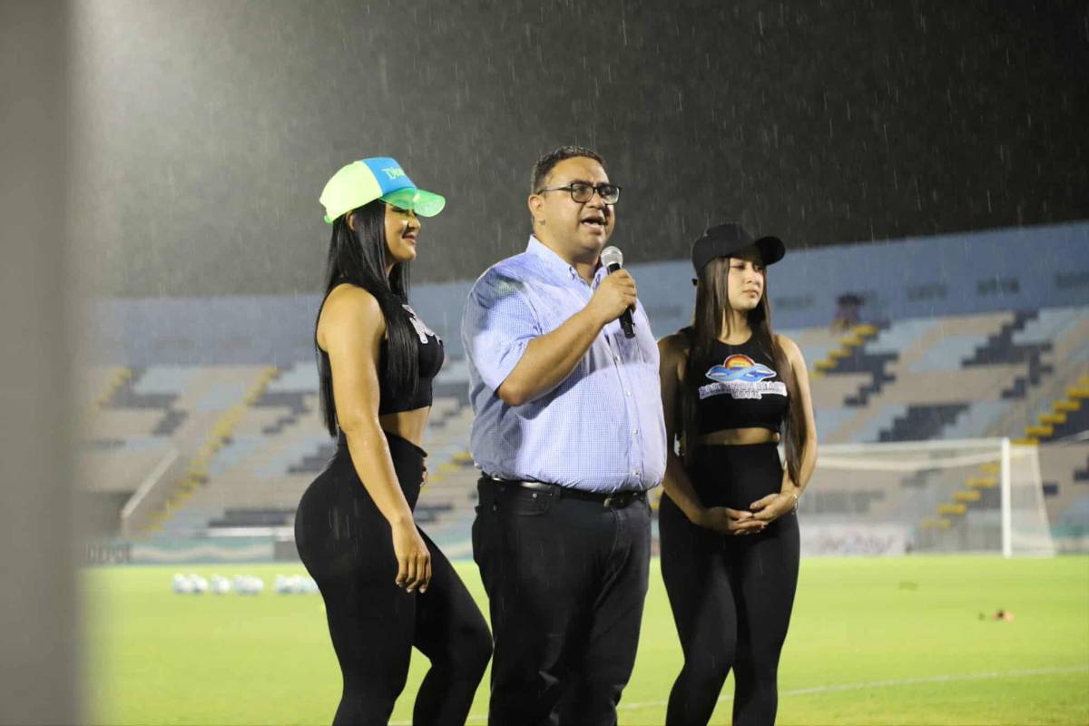 Estadio Ceibeño estrenó su cancha: aguacero, bellezas y bronca en Victoria-Herediano