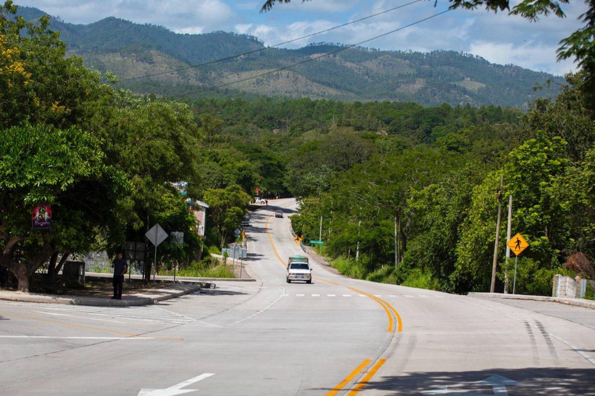 Xiomara Castro inaugura 27 km de pavimentación en la CA-6