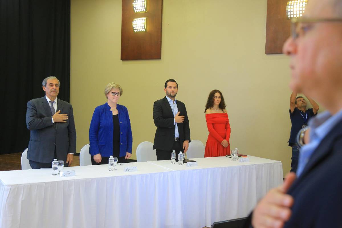 Karim Qubain, presidente de la CCIC, Laura Dogu, embajadora de EUA, Miguel Medina, representante del CNI y Deborah Galindo, directora de políticas de Meta para Centroamérica y El Caribe.