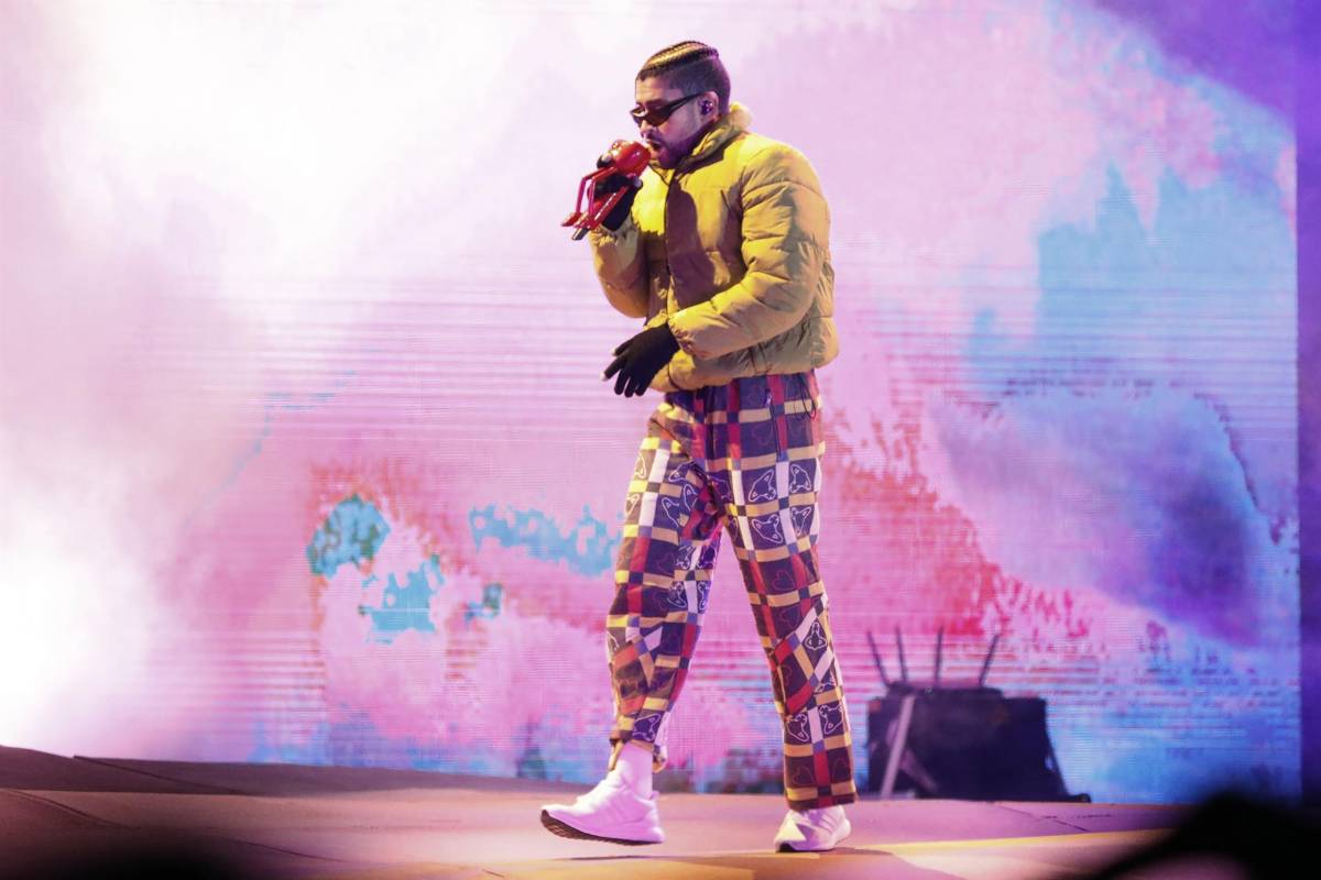 Bad Bunny se besa con una fanática en Colombia