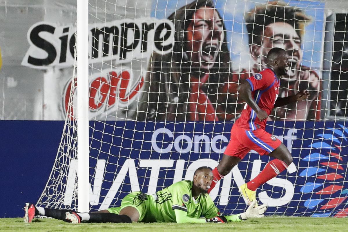 Cecilio Waterman corre a celebrar su gol en la victoria panameña.