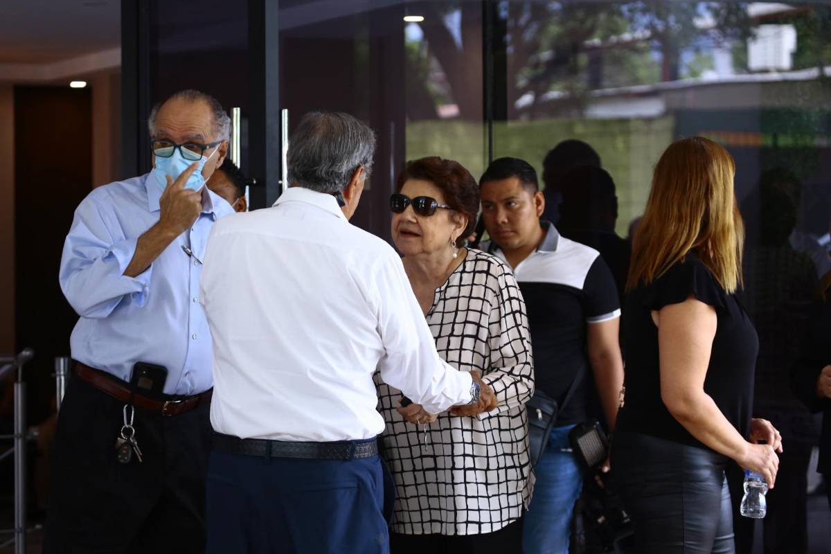 Familiares y amigos velan a empresario Napoleón Larach