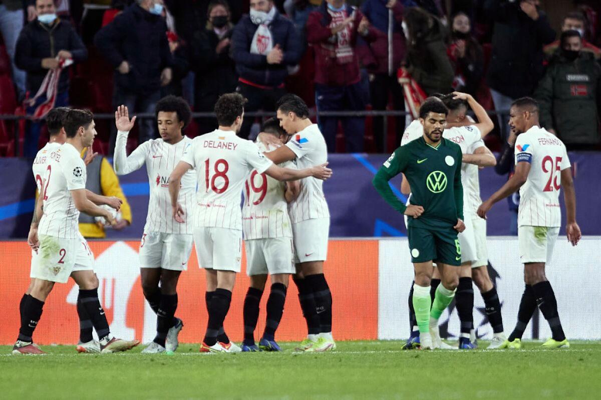 Jugadores del Sevilla celebrando su primer triunfo en la Champions League.