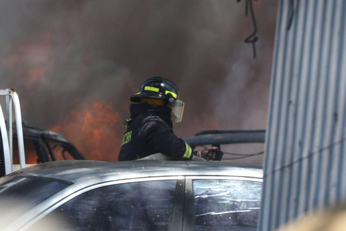 Más de 40 carros decomisados son consumidos por incendio en Tegucigalpa