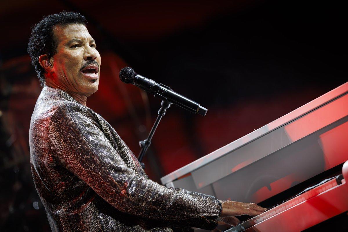 Lionel Richie interrumpe concierto y su salud preocupa a seguidores