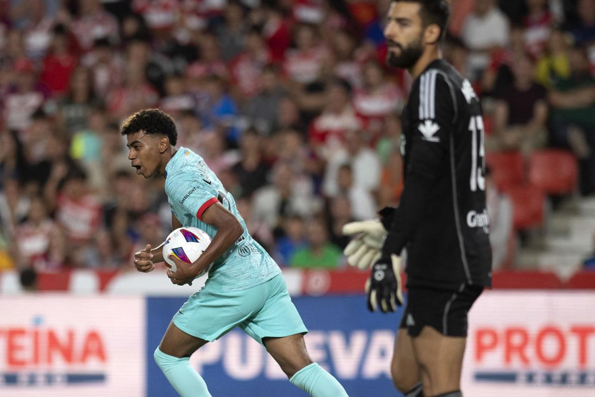 Lamine Yamal celebrando su primer gol en la Liga Española con el Barcelona.