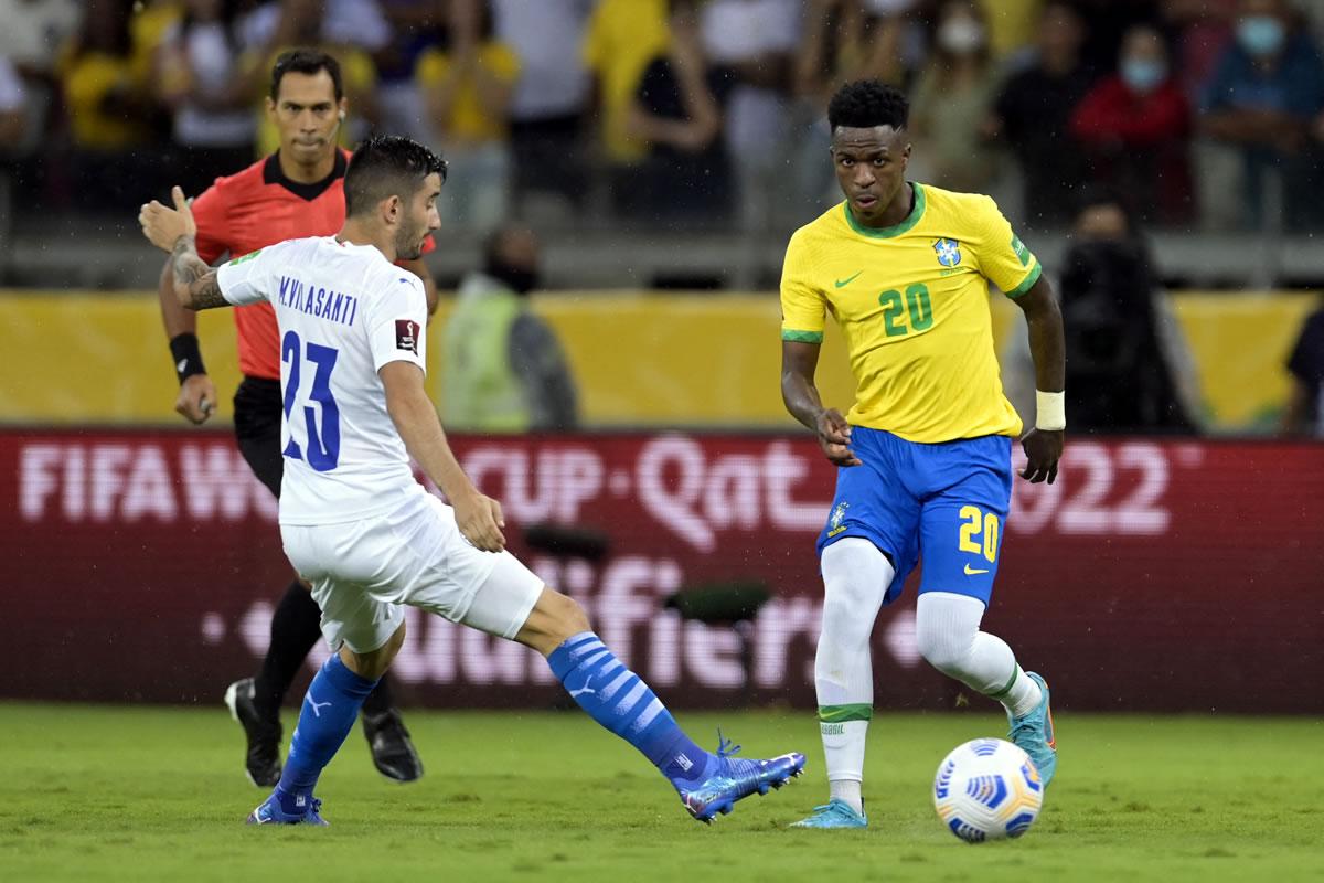 Vinicius es marcado por el paraguayo Mathías Villasanti.