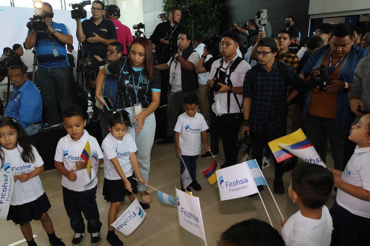 Lindo ambiente se vive para darle la bienvenida al profe Reinaldo Rueda.