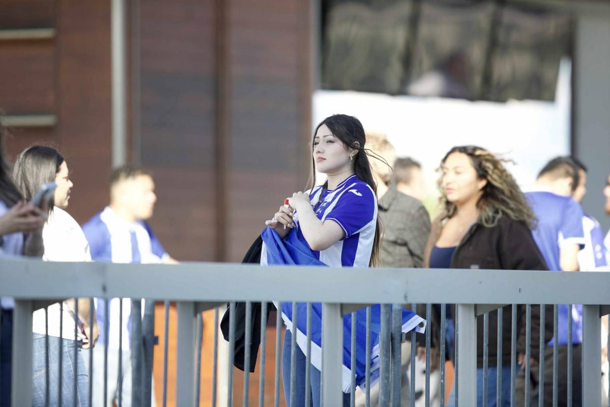 La 'chelita' que enamoró, ambiente y lindas chicas para el Honduras-Curazao