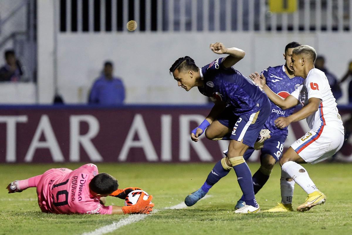 Jonathan Rougier tuvo mucho trabajo en la portería del Motagua ante Olimpia.