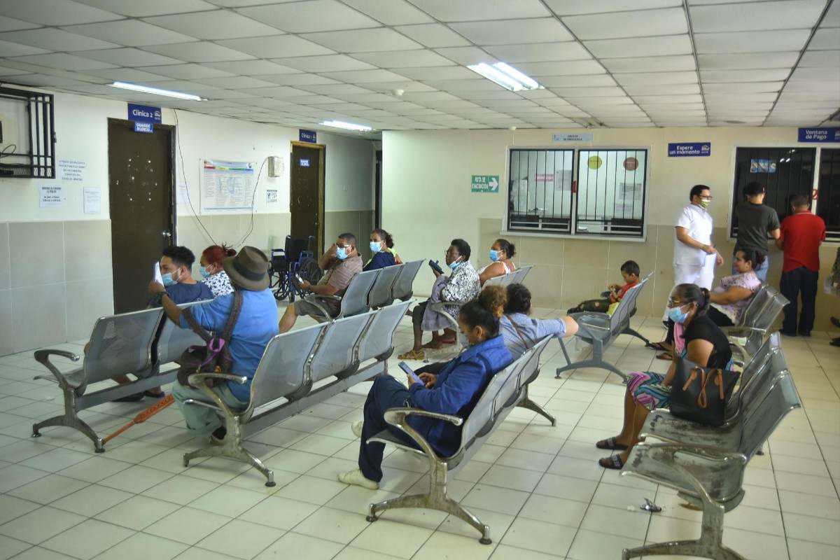Asegurados del IHSS reciben atención médica en el hospital público.