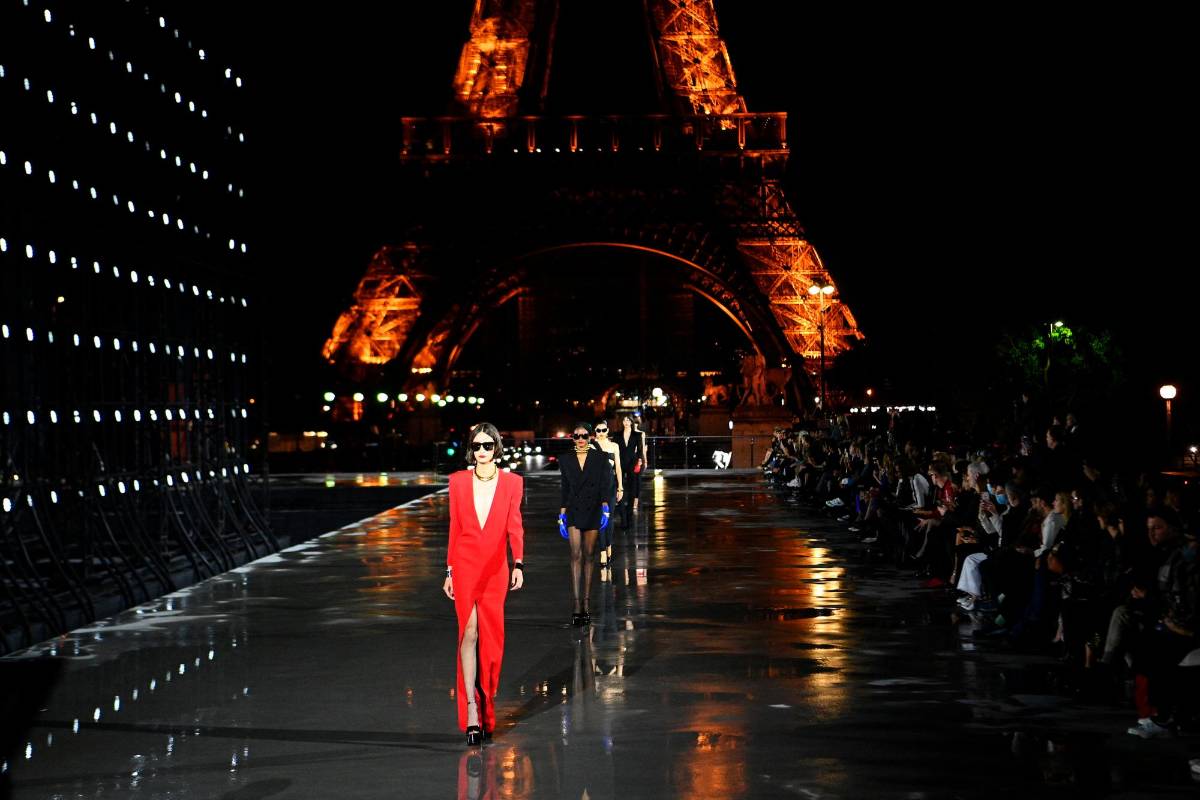 Saint Laurent, sexy y ochentero, vuelve a desfilar en París