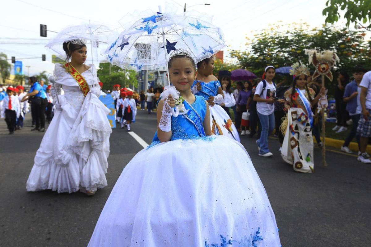 Civismo y amor por Honduras en desfile de escuelas en San Pedro Sula