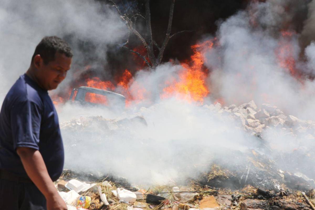 Más de 40 carros decomisados son consumidos por incendio en Tegucigalpa
