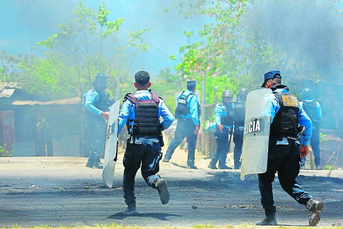 La Policía procedió a desalojar a las personas que tenían tomadas las trochas en el segundo anillo y detuvo a tres protestantes.