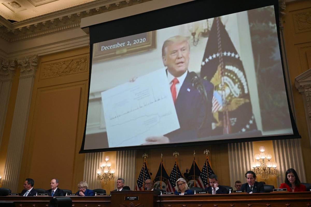 Se muestra un video del expresidente de los Estados Unidos, Donald Trump, en la audiencia del Comité Selecto de la Cámara de Representantes de los Estados Unidos para investigar el ataque del 6 de enero al Capitolio de los Estados Unidos, en el Capitolio de Washington, DC, el 13 de octubre de 2022. (Foto de MANDEL NGAN / AFP)