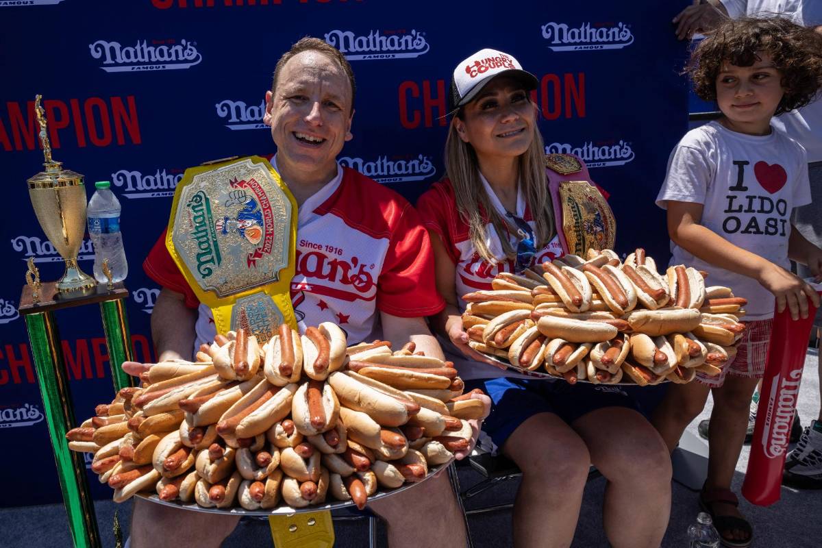 El rey de los glotones revalida su título de comer “hot dogs” en Nueva York