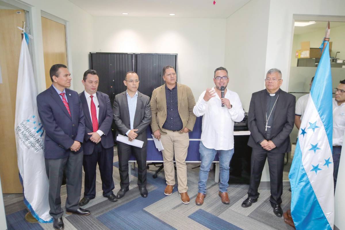 Iglesias y Migración firman acuerdos