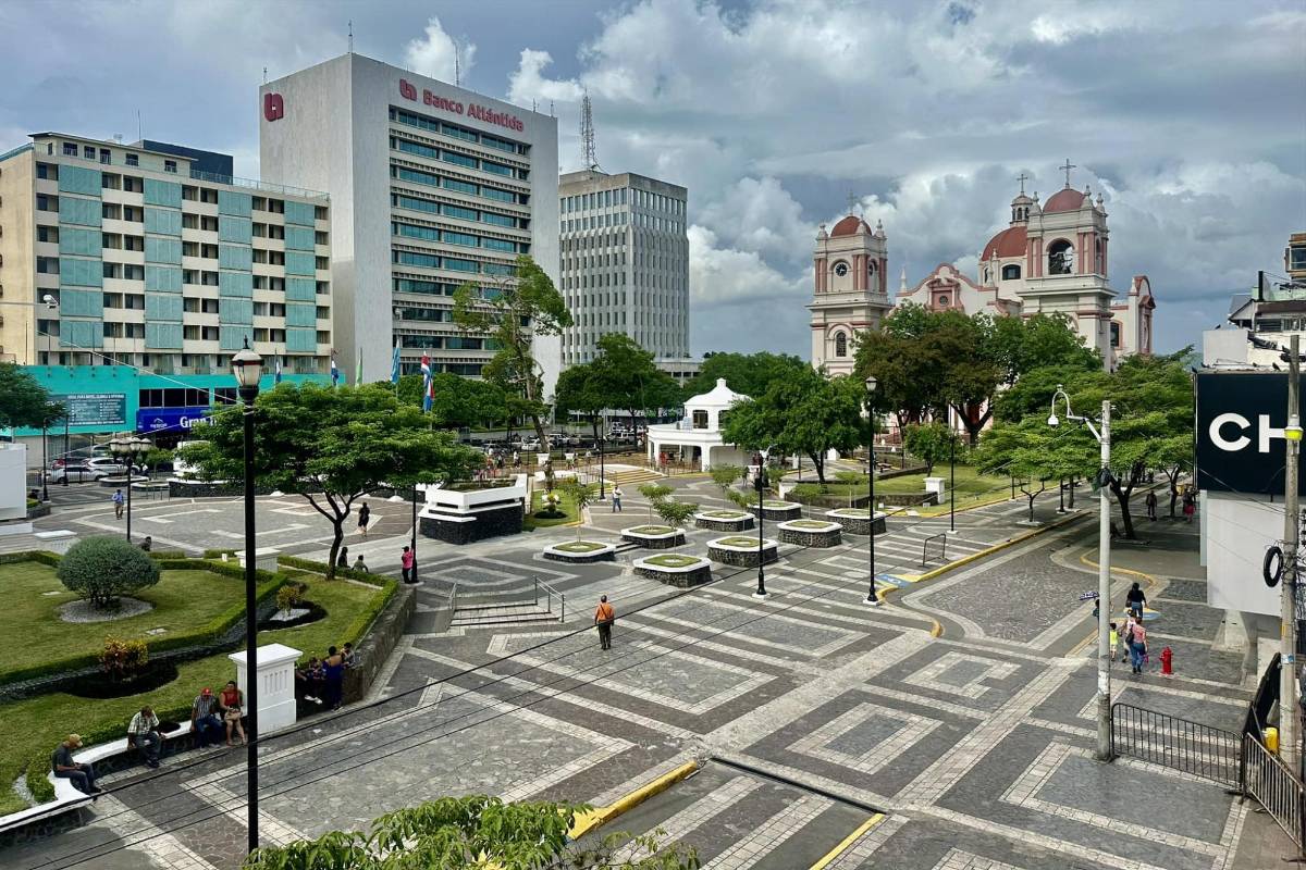 Vendedores acceden a salir del parque para ser reubicados