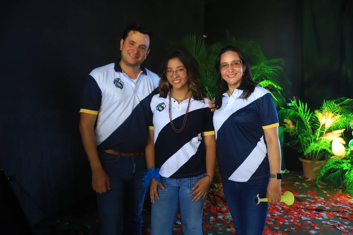 Seniors de la Western International festejan su entrada triunfal