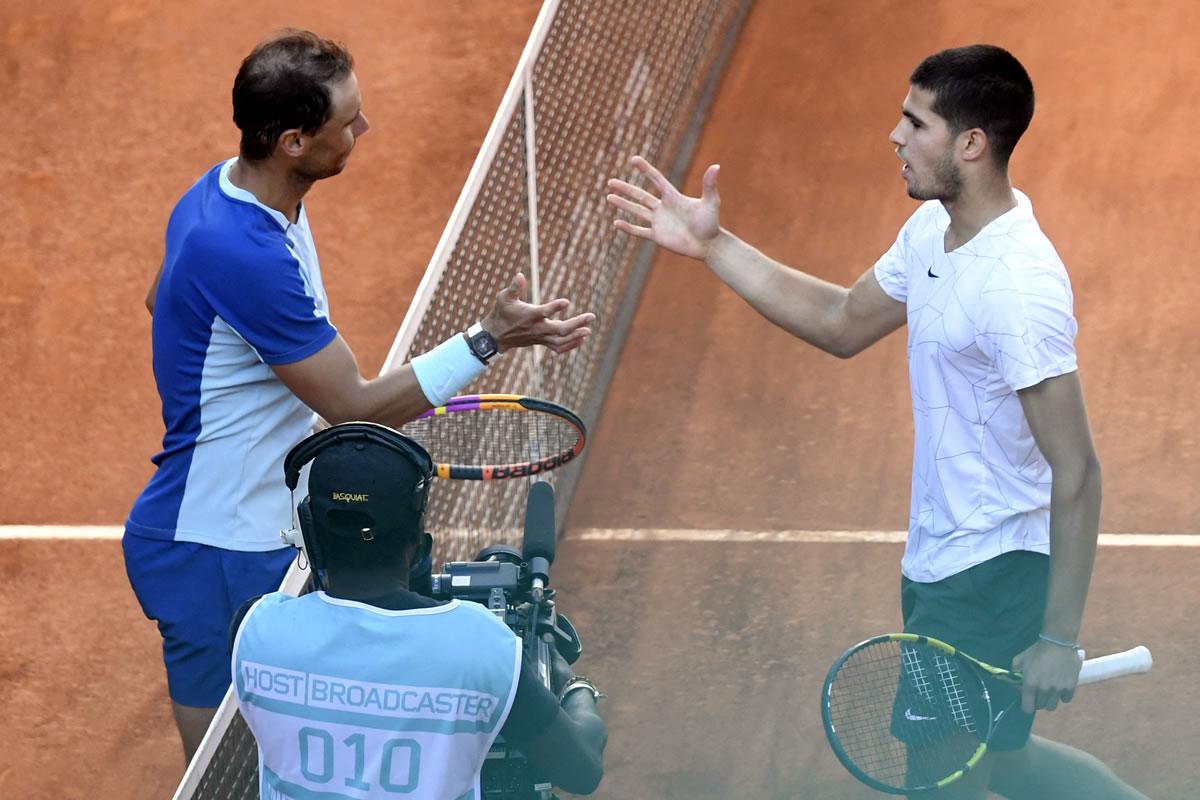Rafa Nadal y Carlos Alcaraz se saludan tras el final del juego.