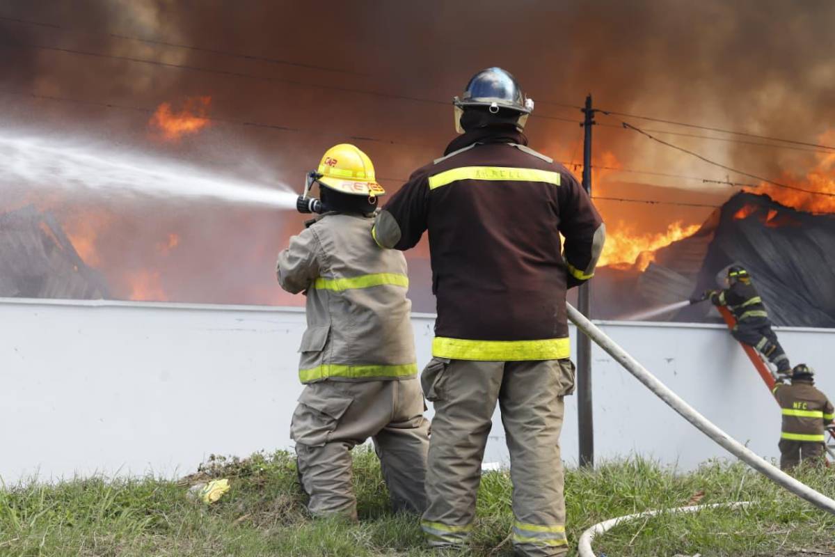 Impactantes imágenes del feroz incendio que arrasó con empresa en Choloma
