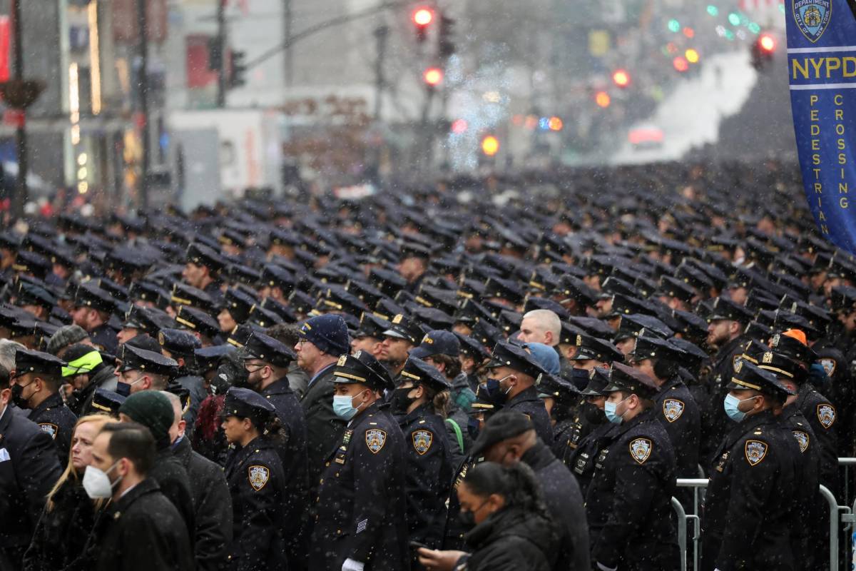 Miles de policías despiden a un agente que murió en un tiroteo en Nueva York