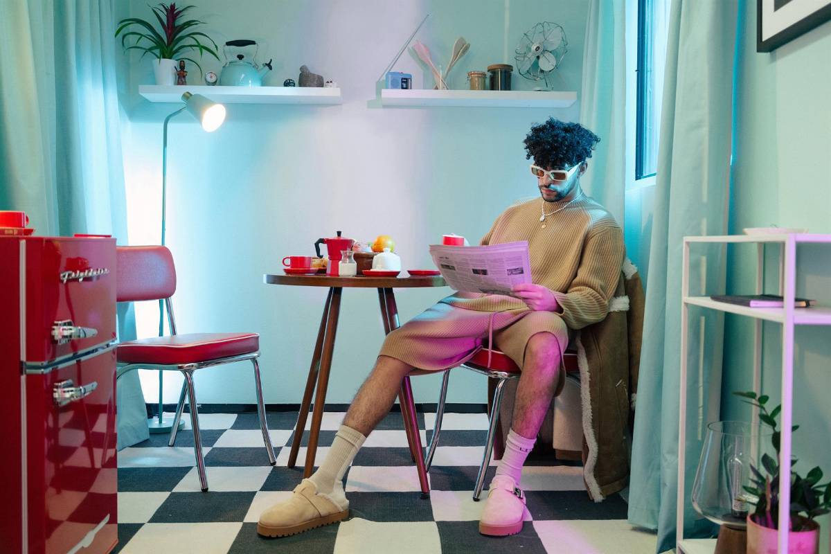 Bad Bunny mientras posa en la cocina interior de su icónico tráiler.