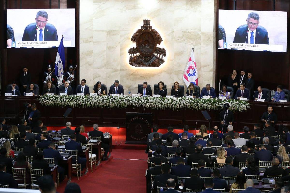 Congreso Nacional regresa el color azul marino a la Bandera Nacional