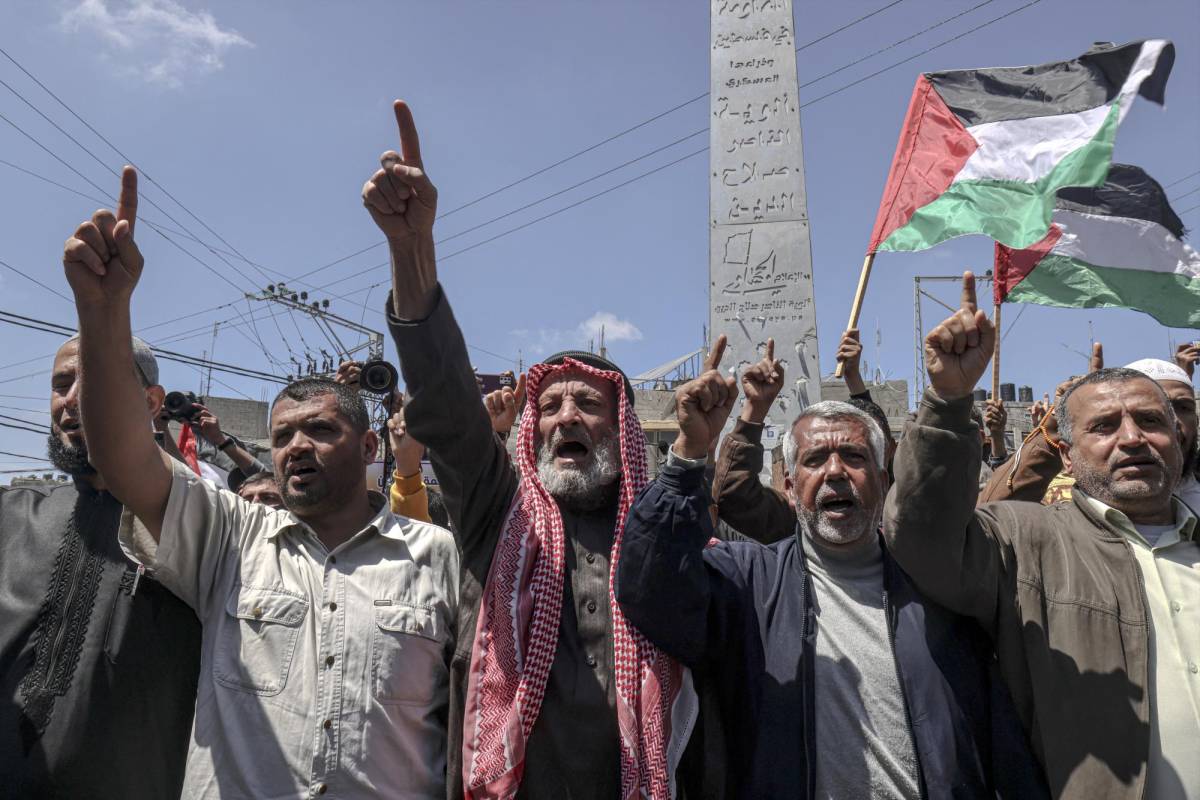 Los partidarios del grupo palestino Hamas y la Yihad Islámica se reúnen después de las oraciones del viernes en Khan Yunis, en el sur de la Franja de Gaza, para expresar su apoyo a la Mezquita de Al-Aqsa el 15 de abril de 2022. Fotografía: AFP