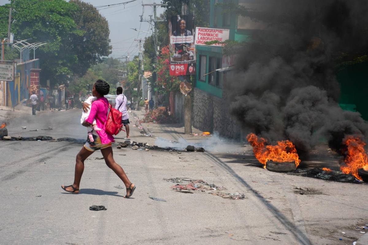 Violencia pandillera deja cadáveres en calles de Puerto Príncipe y provoca éxodo