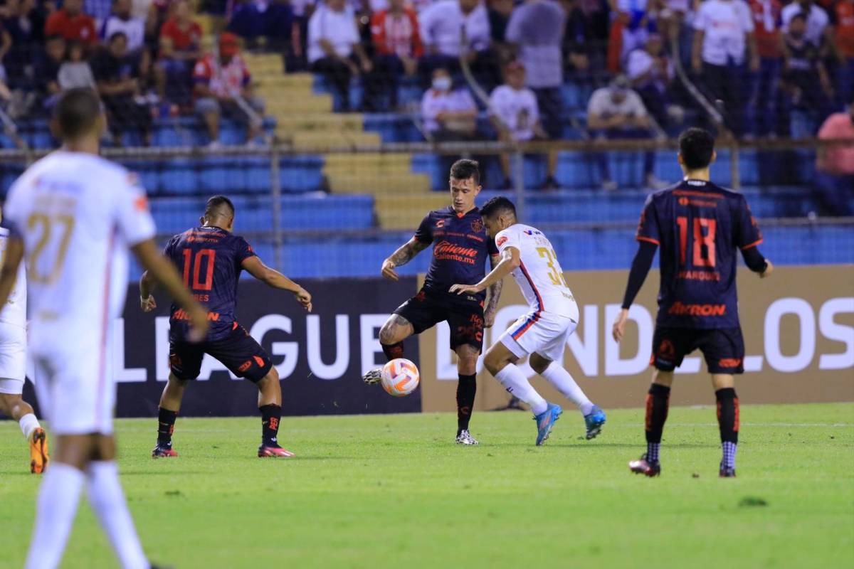 Brian Lozano del Atlas ha sido bien marcado por la zaga defensiva del Olimpia.