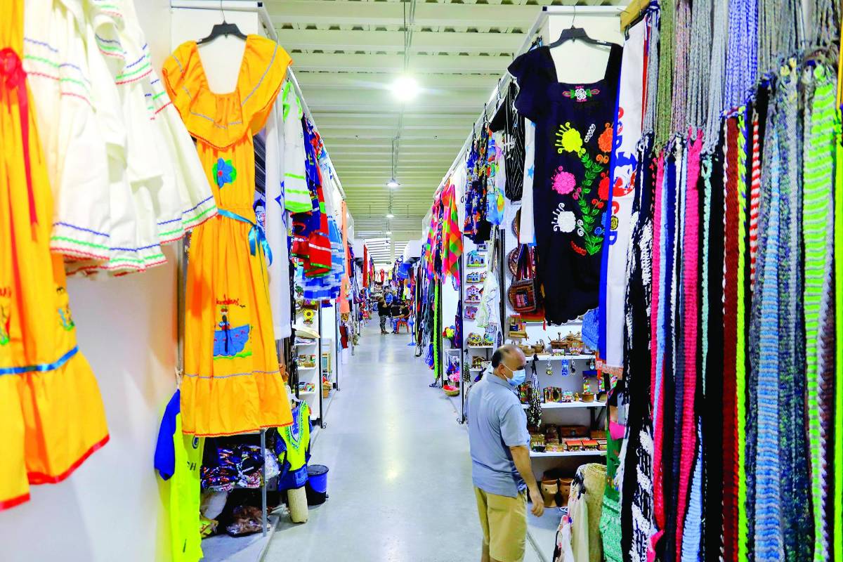 Denuncian que pagos por puestos en mercado se van a cuentas privadas