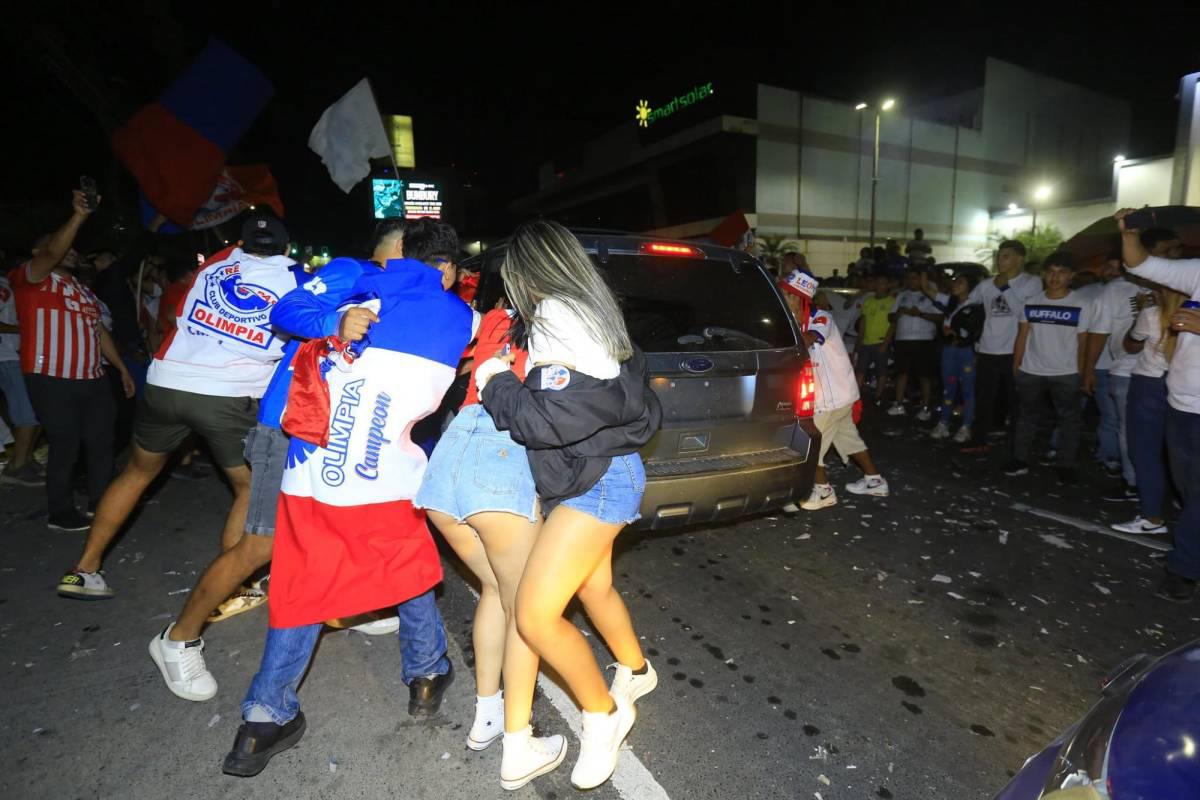 Aficionados del Olimpia festejan con todo: fiesta, locura y espectacular caravana