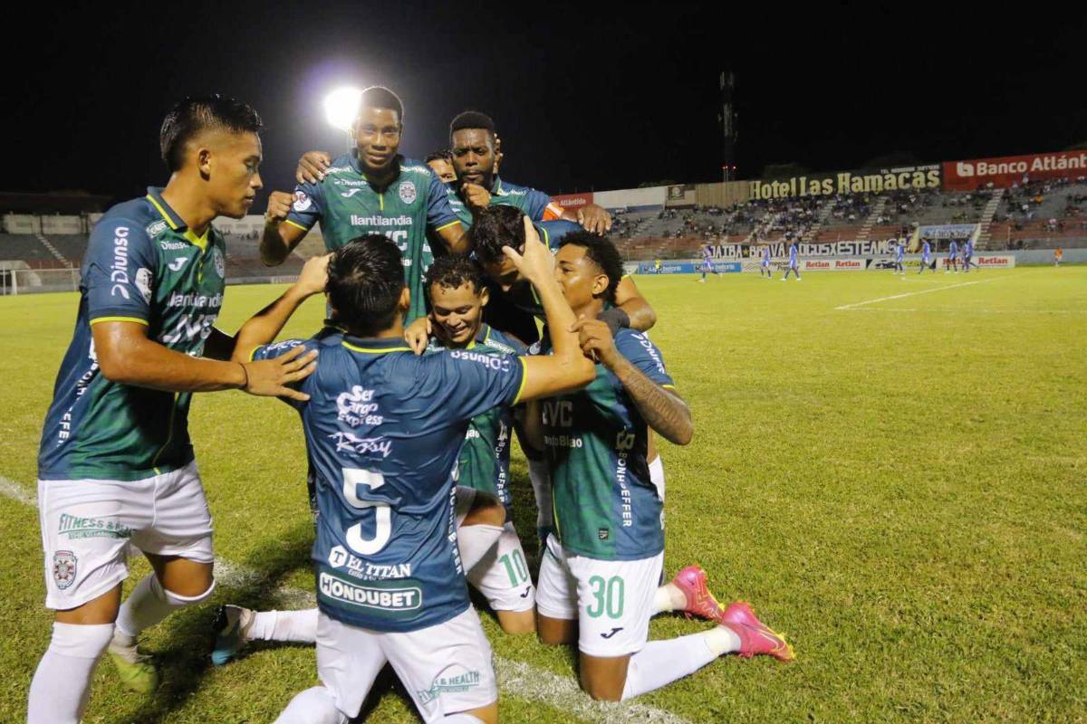 Festejo de Marathón tras el golazo de Damin previo a finalizar el primer tiempo.