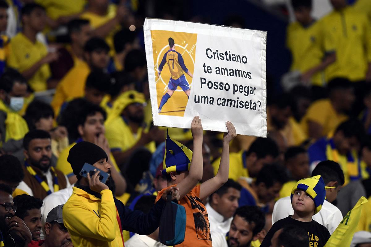 “Cristiano te amamos”, una pancarta dedicada al delantero portugués que es sensación de Arabia Saudita.
