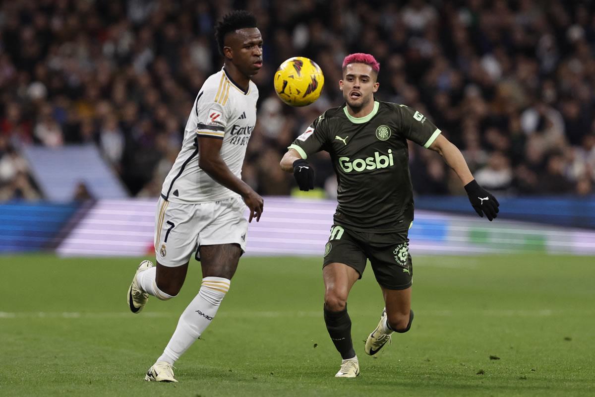 Vinicius volvió loco a Yan Couto en el Bernabéu.