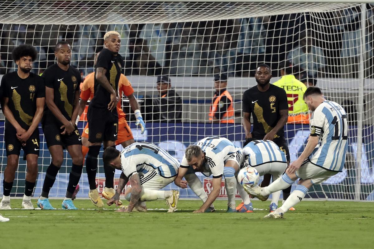 El tiro libre de Messi con la curiosa formación de sus compañeros en la barrera.
