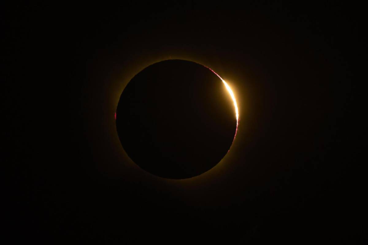Eclipse total de Sol sorprende a millones con dos minutos de oscuridad