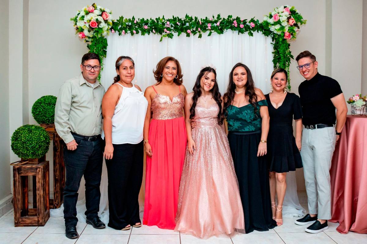 Mario y Wendy de Fernández, Belkis Soriano, Andrea, Paula, Soad de Mejía y Enoc Valladares.