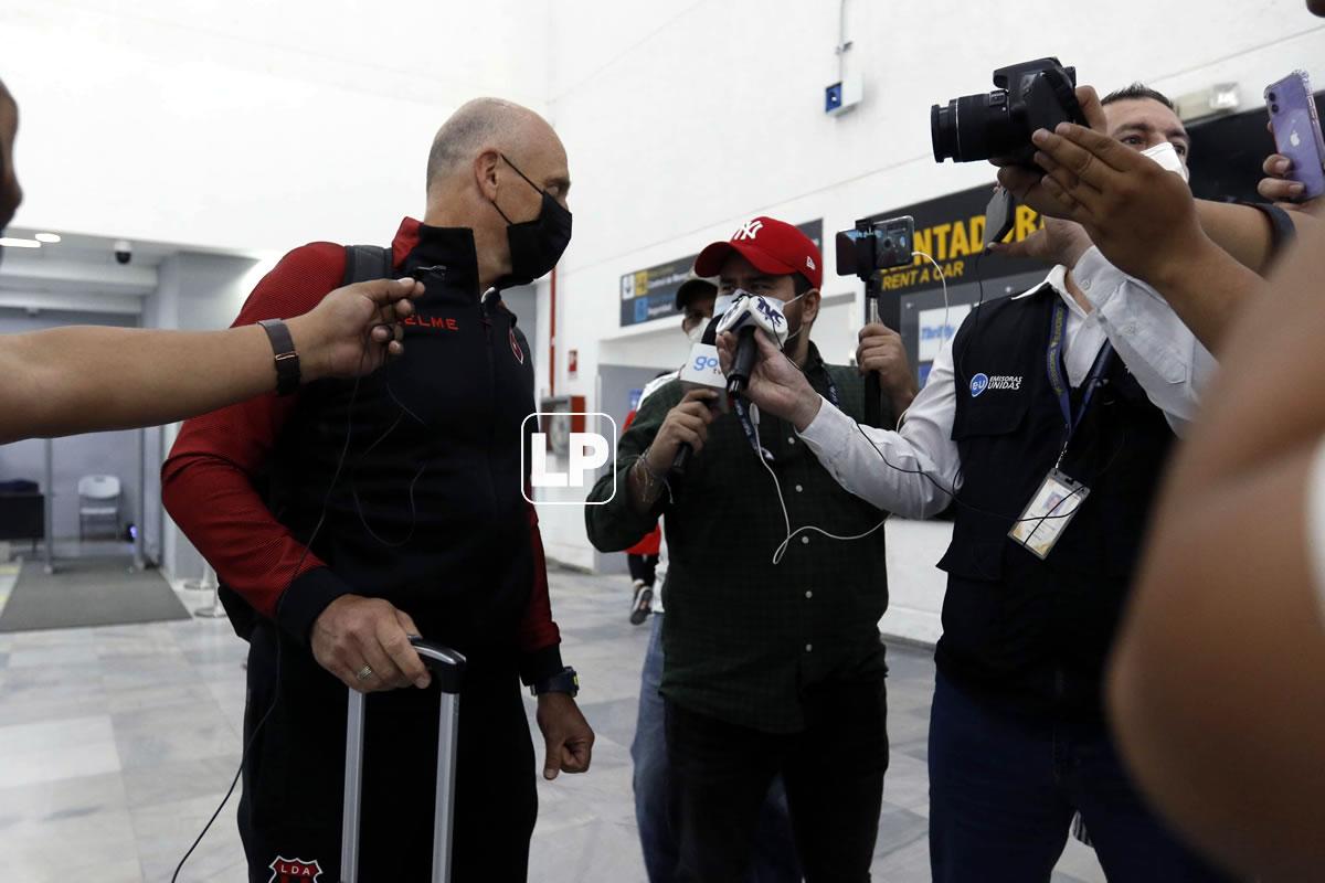 El entrenador uruguayo se detuvo para hablar con la prensa deportiva.